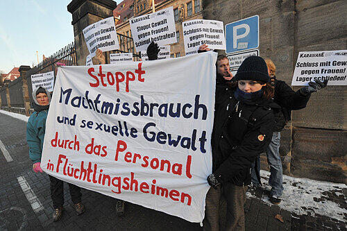 Mitglieder des Bayerischen Flüchtlingsrates demonstrierten zum Prozessauftakt vor dem Justizpalast.