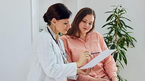 Ärzte können Adipositas diagnostizieren und eine Therapie empfehlen.