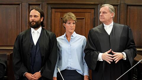 Christina Block wird von zwei Anwälten vor Gericht vertreten.
