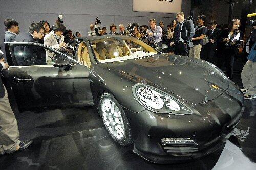 Weltpremiere in Shanghai: der Porsche Panamera wurde im 94. Stock des Shanghai Finacial Center präsentiert.