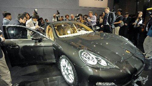 Weltpremiere in Shanghai: der Porsche Panamera wurde im 94. Stock des Shanghai Finacial Center präsentiert. Weltpremiere in Shanghai: der Porsche Panamera wurde im 94. Stock des Shanghai Finacial Center präsentiert.