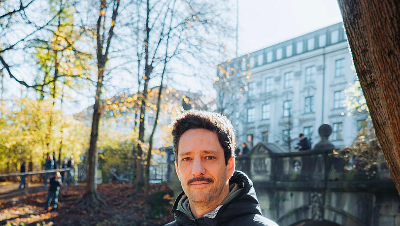 Bei Surfer Alexander Neumann war die Enttäuschung groß, als er erfuhr, dass ein vermehrter Wasserzufluss nicht geholfen hat, die Welle aufzubauen. Bei Surfer Alexander Neumann war die Enttäuschung groß, als er erfuhr, dass ein vermehrter Wasserzufluss nicht geholfen hat, die Welle aufzubauen.