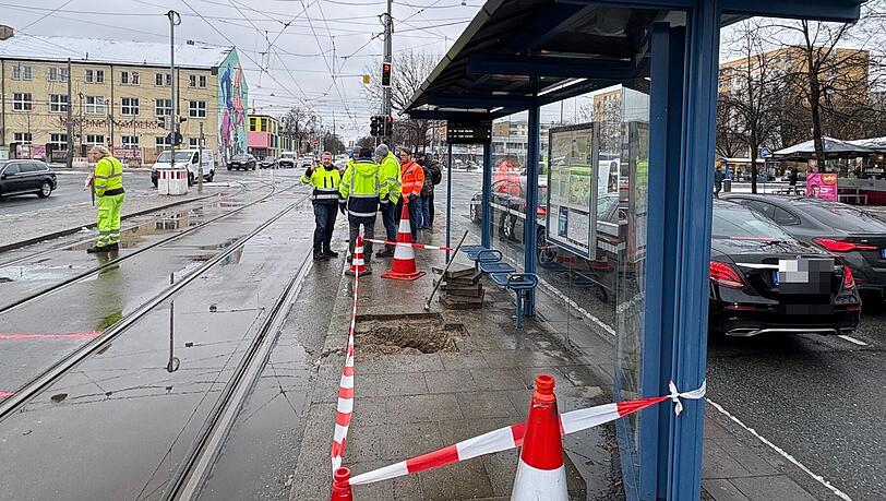 Am Leonrodplatz senkt der Boden sich ab. Ein tiefes Loch ist entstanden.