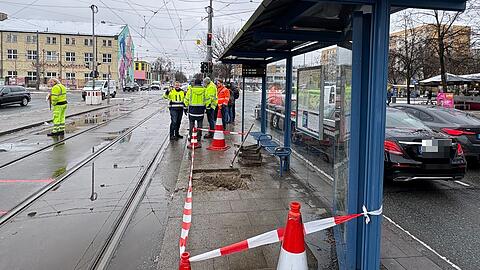 Am Leonrodplatz senkt der Boden sich ab. Ein tiefes Loch ist entstanden.