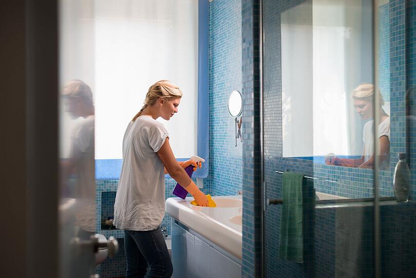 Zugegeben, #cleantok-Videos beinhalten nicht nur nützliche Tipps, sondern sind teilweise auch richtig befriedigend anzusehen. Wem tut es nicht gut, zu sehen, wie aus Chaos Ordnung oder aus verkalkten wieder glänzende Oberflächen werden? #cleantok widmet sich auch der Tiefenreinigung - unter dem Hashtag #deepclean werden Schmutz, Schimmel und Kalk restlos beseitigt, selbst an versteckten Stellen. Zugegeben, #cleantok-Videos beinhalten nicht nur nützliche Tipps, sondern sind teilweise auch richtig befriedigend anzusehen. Wem tut es nicht gut, zu sehen, wie aus Chaos Ordnung oder aus verkalkten wieder glänzende Oberflächen werden? #cleantok widmet sich auch der Tiefenreinigung - unter dem Hashtag #deepclean werden Schmutz, Schimmel und Kalk restlos beseitigt, selbst an versteckten Stellen.
