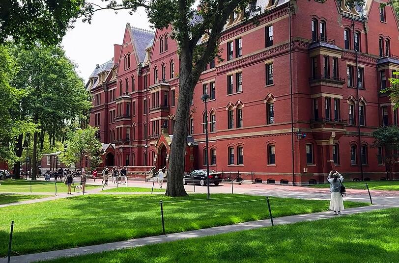 Kaum eine amerikanische Universität ist so prestigeträchtig wie Harvard, doch zuletzt stand sie vor allem im Zentrum politischer Kontroversen. Kaum eine amerikanische Universität ist so prestigeträchtig wie Harvard, doch zuletzt stand sie vor allem im Zentrum politischer Kontroversen.