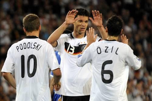 Bei den Kollegen der Nationalmannschaft wie Michael Ballack ist Mesut Özil natürlich fest integriert, dort kümmert es glücklicherweise keinen, ob jemand wie Özil türkische oder wie Lukas Podolski polnische Wurzeln hat.