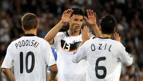 Bei den Kollegen der Nationalmannschaft wie Michael Ballack ist Mesut Özil natürlich fest integriert, dort kümmert es glücklicherweise keinen, ob jemand wie Özil türkische oder wie Lukas Podolski polnische Wurzeln hat. Bei den Kollegen der Nationalmannschaft wie Michael Ballack ist Mesut Özil natürlich fest integriert, dort kümmert es glücklicherweise keinen, ob jemand wie Özil türkische oder wie Lukas Podolski polnische Wurzeln hat.