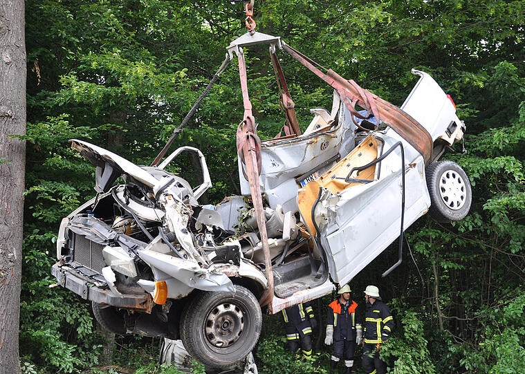 An einem Baum zerschellt ist das Unfallfahrzeug - die Bilder vom Horror-Crash in Simbach.