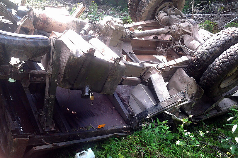80 Meter tief stürzt ein Lastwagen nahe Bayrischzell den Hang hinab. Der Fahrer (42) fliegt auf halber Höhe aus dem 7,5-Tonner und wird schwer verletzt.