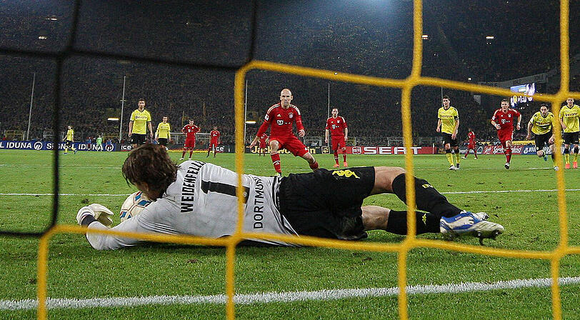 11.04.2012 - Arjen Robben war der tragische Held des Abends. Er verschoss einen Elfmeter gegen Roman Weidenfeller. Dortmund schlug die Bayern mit 1:0. Die vierte Niederlage in Folge, die Torbilanz dieser Spiele aus Sicht des FC Bayern: 1:7
