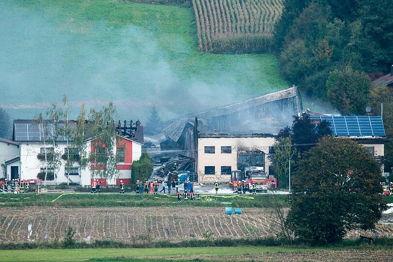 Am frühen Samstagmorgen ist eine Folienfabrik in Malgersdorf völlig ausgebrannt. Dabei ist ein Schaden von mehreren Millionen Euro entstanden.