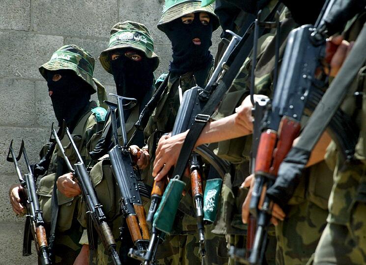 Maskierte Hamas-Milizionäre mit Waffen (Symbolbild)