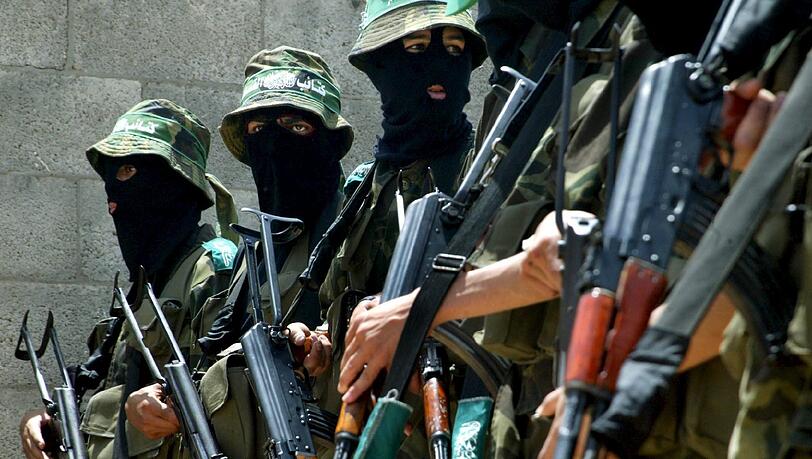 Maskierte Hamas-Milizionäre mit Waffen (Symbolbild) Maskierte Hamas-Milizionäre mit Waffen (Symbolbild)