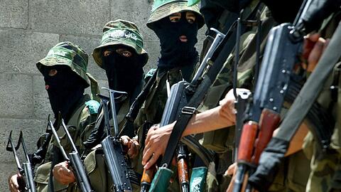 Maskierte Hamas-Milizionäre mit Waffen (Symbolbild)