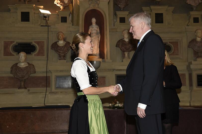 Magdalena Neuner hat zweimal Olympisches Gold nach Bayern geholt: Dafür gab's heute den Bayerischen Verdienstorden von Horst Seehofer.