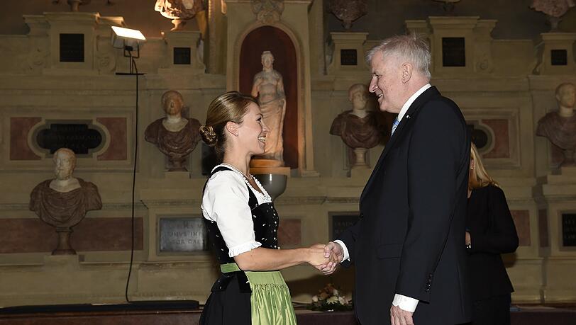 Magdalena Neuner hat zweimal Olympisches Gold nach Bayern geholt: Dafür gab's heute den Bayerischen Verdienstorden von Horst Seehofer. Magdalena Neuner hat zweimal Olympisches Gold nach Bayern geholt: Dafür gab's heute den Bayerischen Verdienstorden von Horst Seehofer.