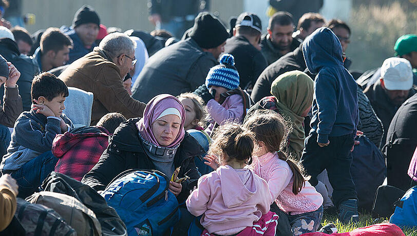 142.000 registrierte Asylbewerber sollen momentan nicht auffindabr sein. 142.000 registrierte Asylbewerber sollen momentan nicht auffindabr sein.