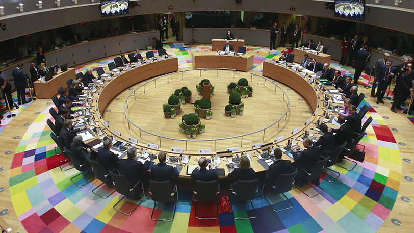 Die Regierungschefs sitzen beim EU-Gipfel an ihren Plätzen.