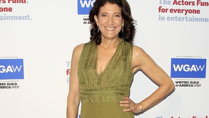 Flop: Amy Aquino trägt ein grünes Horror-Kleid mit silbernen High Heels Flop: Amy Aquino trägt ein grünes Horror-Kleid mit silbernen High Heels