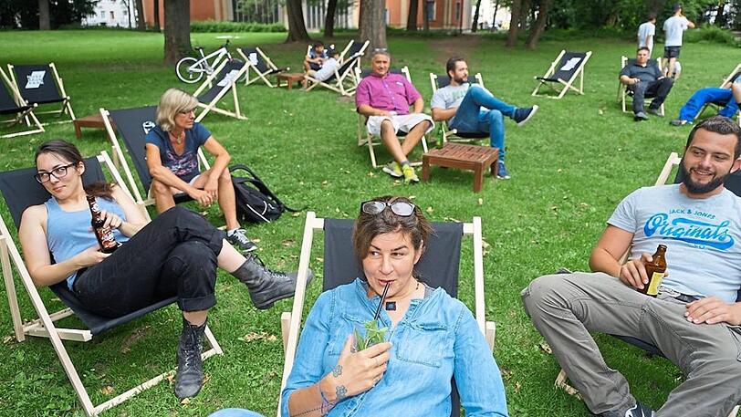 Und so sah's 2018 aus bei Zehra Spindler (Mitte) auf den Ligestühlen im Nußbaumpark.