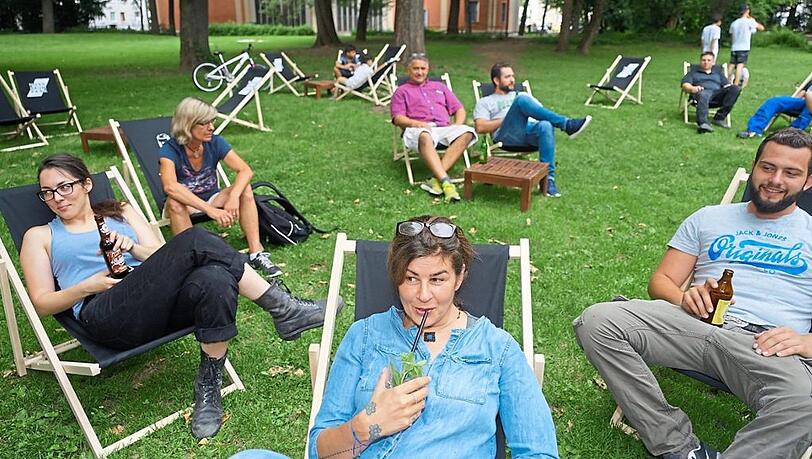 Und so sah's 2018 aus bei Zehra Spindler (Mitte) auf den Ligestühlen im Nußbaumpark. Und so sah's 2018 aus bei Zehra Spindler (Mitte) auf den Ligestühlen im Nußbaumpark.