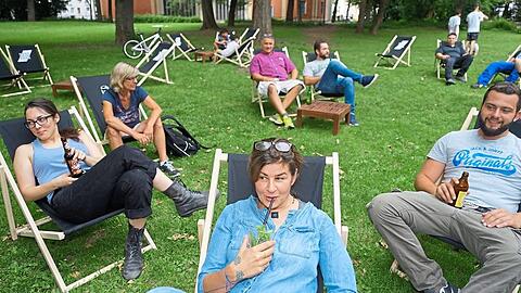 Und so sah's 2018 aus bei Zehra Spindler (Mitte) auf den Ligestühlen im Nußbaumpark.
