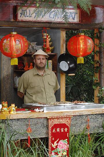 ... im Asia-Dschungel-Buffet-Restaurant gibt's nämlich Schaf-Hirn, Truthahn-Hoden und lebende Skorpione!