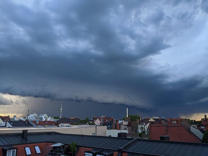 Die Bilder vom Gewitter, hier aufgenommen in Schwabing.