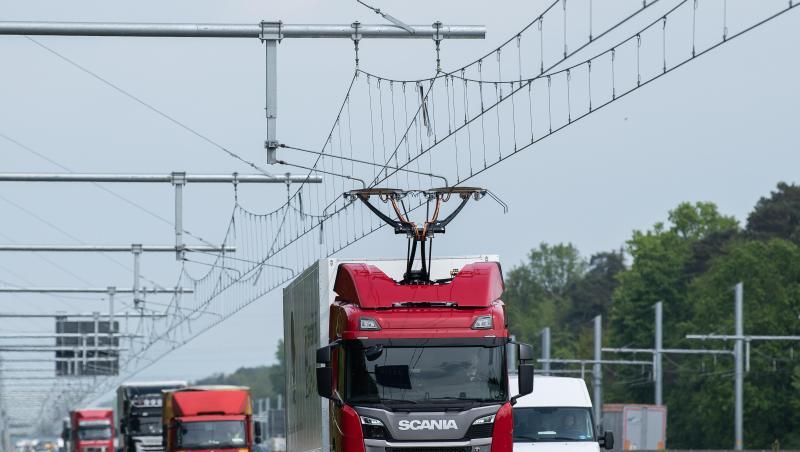 Eine Scania R450 Hybrid Zugmaschine (M) fährt während der Inbetriebnahme der ersten deutschen Teststrecke für E-Lastwagen mit Oberleitung auf der Autobahn 5. Eine Scania R450 Hybrid Zugmaschine (M) fährt während der Inbetriebnahme der ersten deutschen Teststrecke für E-Lastwagen mit Oberleitung auf der Autobahn 5.