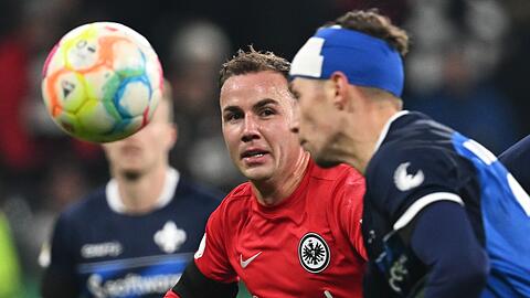 Frankfurts Mario Götze (M) hat den Ball im Blick.