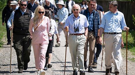 König Charles (Mitte) hat sich gerade einen Wanderurlaub in Rumänien gegönnt.