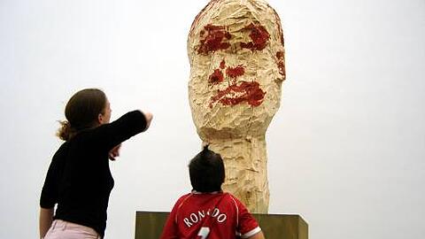 Das Kinderpalais vor Georg Baselitz? Skulptur »Rautenkopf« in der Pinakothek der Moderne.