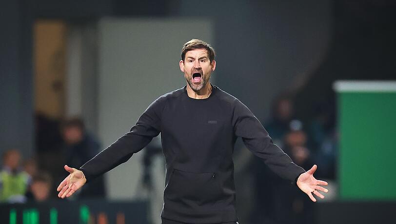 Fürths Trainer Thomas Kleine in Aktion am Spielfeldrand.