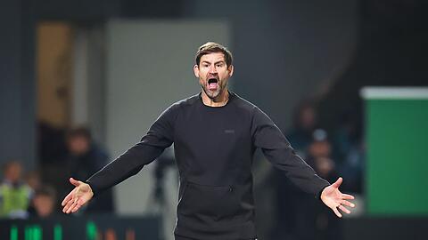 Fürths Trainer Thomas Kleine in Aktion am Spielfeldrand.