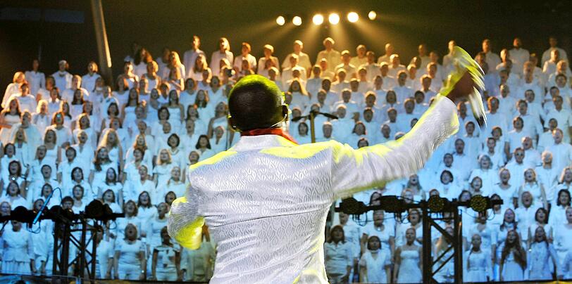 Ein Lied, ein Dirigent und 1198 Sänger. Beim Song "Hold on" dirigiert Mano Ezoh den Gospelchor in der Münchner Olympiahalle zum Weltrekord.