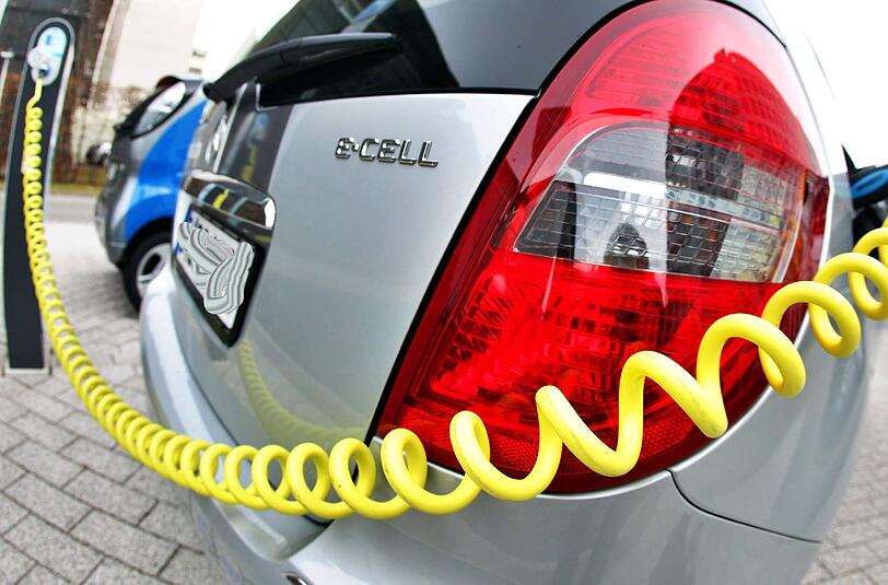 Um Elektromobilität auch für längere Strecken attraktiv zu machen, braucht es mehr Ladestationen an deutschen Autobahnen.