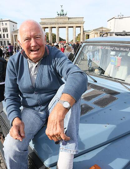 Der Weltreisende Gunther Holtorf bei seiner Ankunft in Berlin vor dem Brandenburger Tor.
