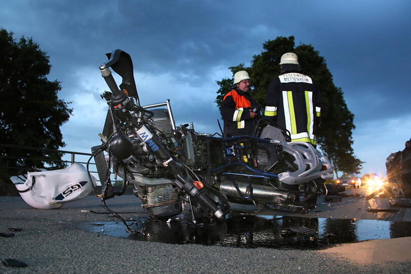 Schwerer Unfall: Ein Motorradfahrer krachte in ein entgegenkommendes Auto.