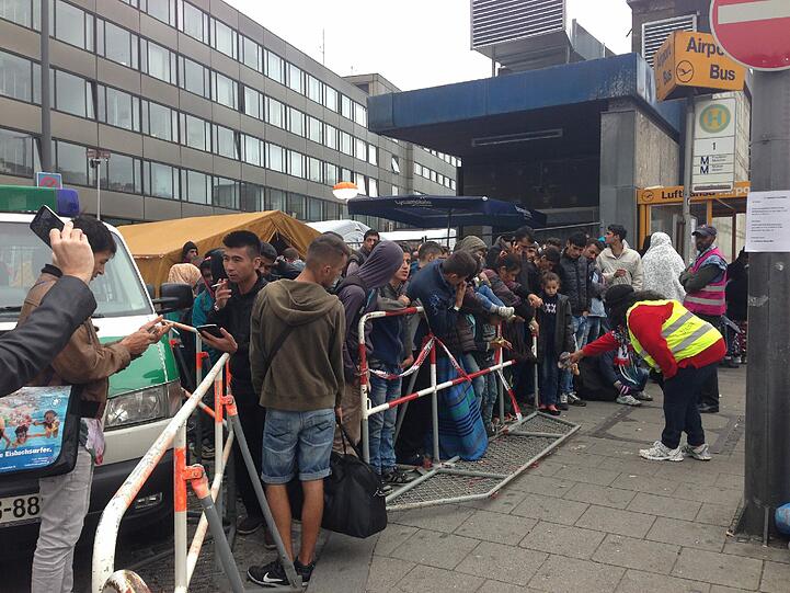 Immer noch voll: Vor dem Hauptbahnhof stehen am Donnerstag hunderte Flüchtlinge und warten auf Bustransfers.