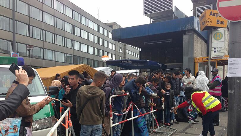Immer noch voll: Vor dem Hauptbahnhof stehen am Donnerstag hunderte Flüchtlinge und warten auf Bustransfers. Immer noch voll: Vor dem Hauptbahnhof stehen am Donnerstag hunderte Flüchtlinge und warten auf Bustransfers.