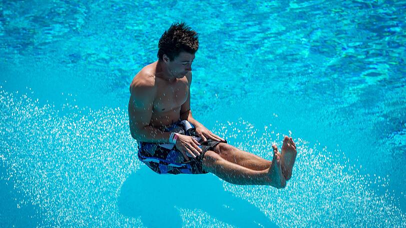 Ein Teilnehmer der Splashdiving-WM 2017 springt ins Wasser. (Symbolbild)