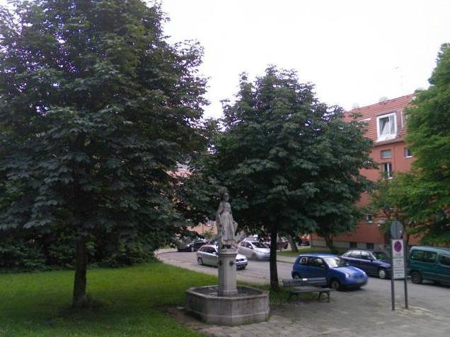 Die Brunnenfigur stellt eine Allegorie der Vorstadt Au dar.
