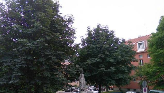Die Brunnenfigur stellt eine Allegorie der Vorstadt Au dar. Die Brunnenfigur stellt eine Allegorie der Vorstadt Au dar.