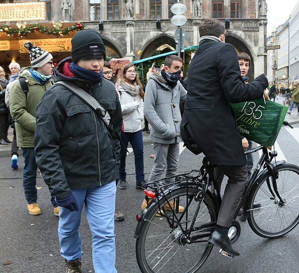 Wo heute noch zahlreiche Taxis, Busse und Räder verkehren sollen schon bald nur noch Fußgänger gehen dürfen. Hier soll die Fußgängerzone künftig verlaufen, die Bilder.