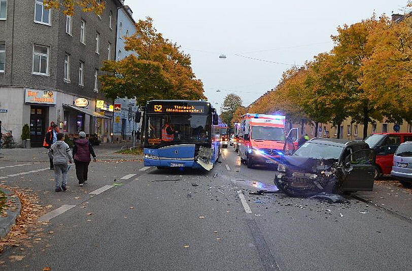 Kollidiert sind in der Pilgersheimer Straße ein Pkw und ein Linienbus.