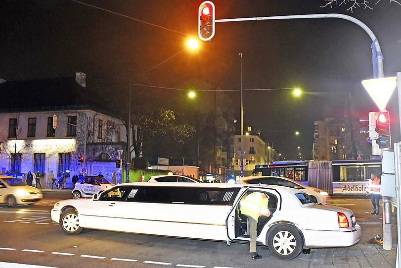 In der Blumenstraße hat es am Samstagabend heftig geknallt - die Bilder von der Unfallstelle.