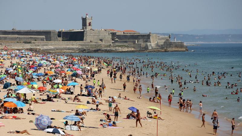 Strandbesucher an einem heißen Nachmittag am Strand Carcavelos. Strandbesucher an einem heißen Nachmittag am Strand Carcavelos.