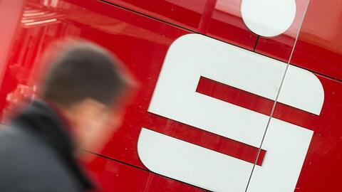 Ein Mann geht an einer Filiale der Sparkasse vorbei. Foto: Julian Stratenschulte/Archiv