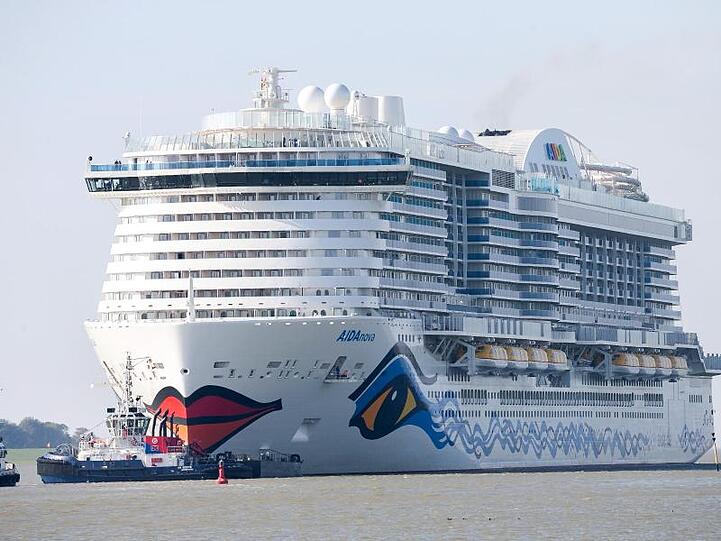 Die Rostocker Kreuzfahrtreederei Aida Cruises stellt die Fahrten ihrer 14 Schiffe umfassenden Flotte wegen der Ausbreitung des Coronavirus zunächst bis Anfang April ein.